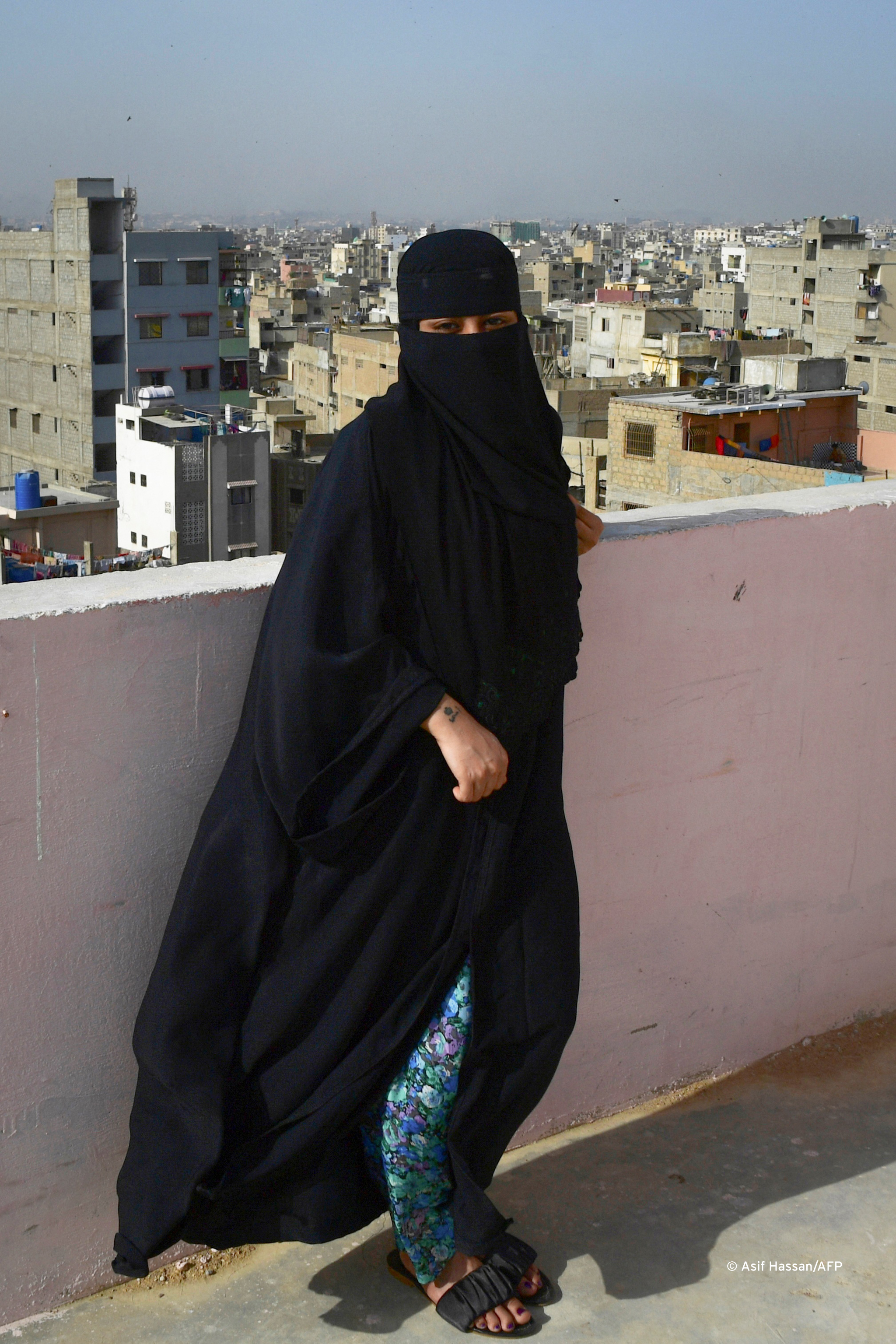 مغنية الراب الشابة المحجبة المنقبة إيفا بي - باكستان. Eva B. in her trademark hijab (photo: Asif Hassan/ AFP)