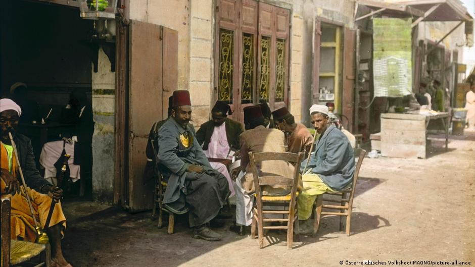 Egyptian men smoke waterpipes with hashish, in around 1910 (photo: picture-alliance)