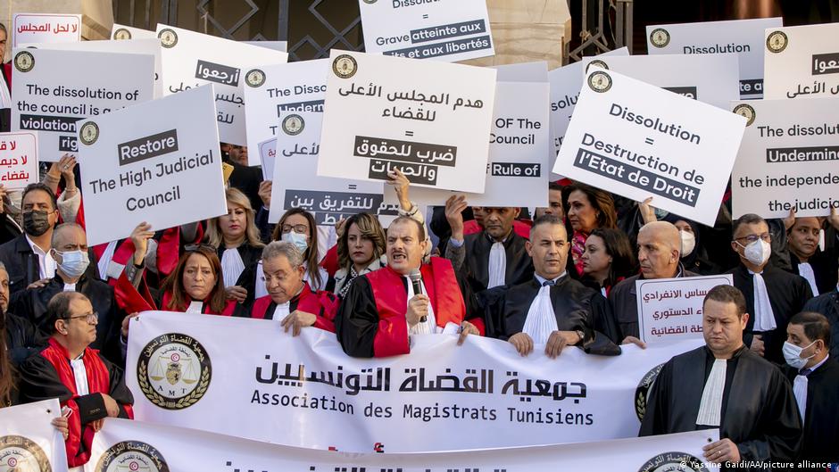 Tunisian judges and lawyers protest President Saied's decision in February 2022 to give himself judicial oversight and the power to sack judges (photo: AA/picture-alliance)