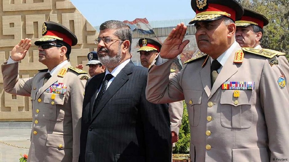قبل انقلاب عام 2013 في مصر - الرئيس المصري محمد مرسي وقائد الجيش المصري عبد الفتاح السيسي.