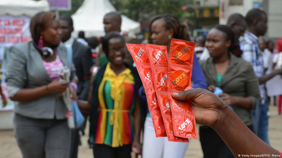 حملة في كينيا لمكافحة الإيدز  في أوساط المراهقين باستخدام الواقيات الذكرية. Kenia Anti AIDS Kampagne Kondome Jugendliche Foto Getty Images