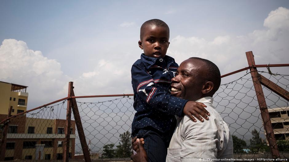 رواندا - مدينة كيغالي عاصمة رواندا -  صورة رمزية الحياة اليومية - أب مع طفل. Ruanda Kigali Symbolbild Alltagsleben Vater mit Kind Foto Picture Alliance