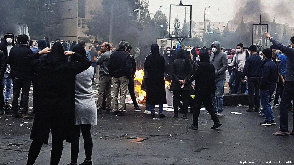 Straßenproteste in Shiraz gegen Benzinpreiserhöhungen 2019; Foto: picture-alliance/abaca/Salampix
