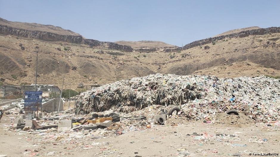 جبال النفايات تنتشر في مختلف أنحاء اليمن وخاصة حول المدن الكبرى وفي مقدمتها العاصمة صنعاء. Jemen Sanaa Müllentsorgung Foto DW