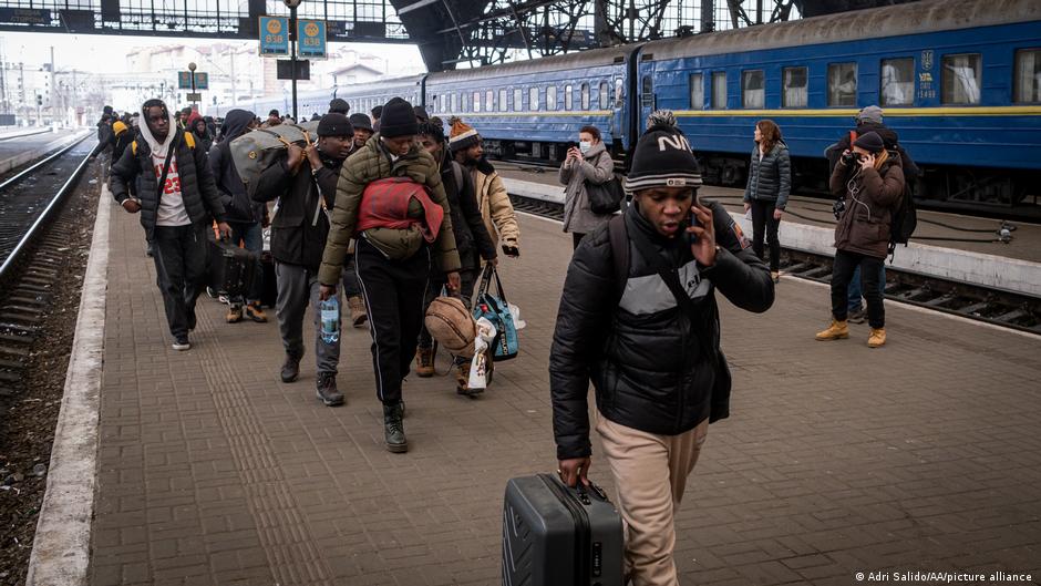 كانت رحلة هروب الطلاب الأفارقة من أوكرانيا إلى بلدان أوروبية أخرى شاقة ومرهقة. Ukraine-Krieg  Flüchtlinge aus Afrika und Asien Foto Picture Alliance