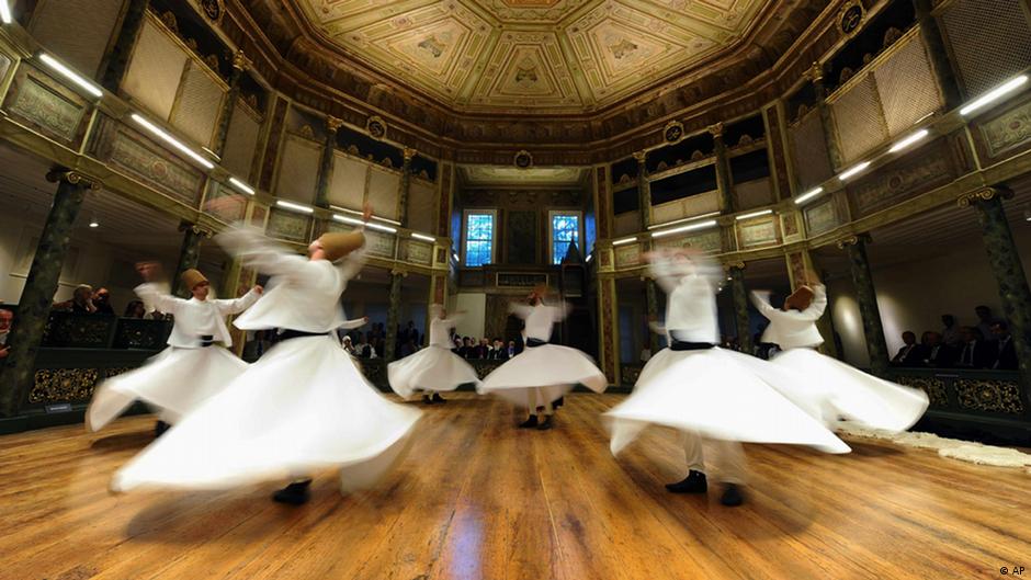 Tanzende Derwische aus dem Mevelevi-Orden in Istanbul; Foto: AP