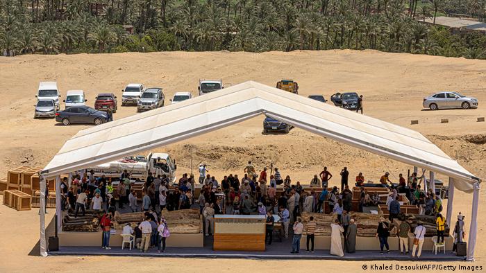 In Giza, the latest finds from Saqqara are presented under a tent