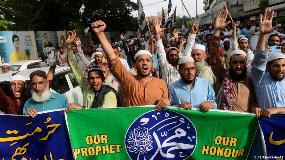Supporters of Pakistan's Islamic and political Jamiat Ulema Islam-Fazal (JUI-F) party shout anti-India slogans against the remarks about the Prophet Muhammad made by an official from Indiaís ruling party, during a demonstration in Karachi on 6 June, 2022 (photo: Asif HASSAN/AFP)