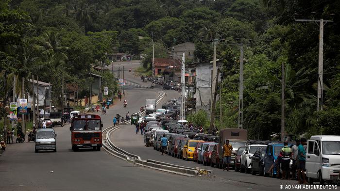 A long queue of cars outside a petrol station in Gonapola, a suburb of Colombo, Sri Lanka (photo: REUTERS/Adnan Abidi)
