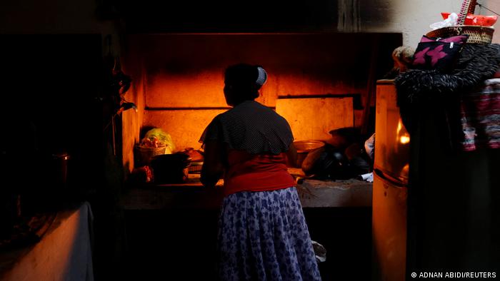 Deepthi in her kitchen preparing tea over an open fire (photo: REUTERS/Adnan Abidi)