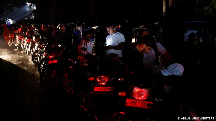 Long wait at night for fuel (photo: REUTERS/Adnan Abidi)