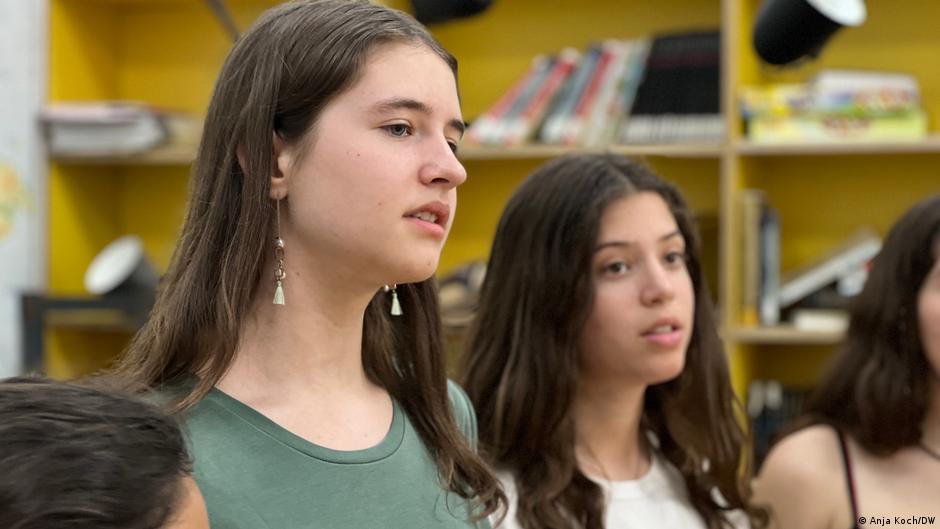 Avital practices the pronunciation of an Arabic song with other members of the Jerusalem Youth Chorus (photo: Anja Koch/DW)