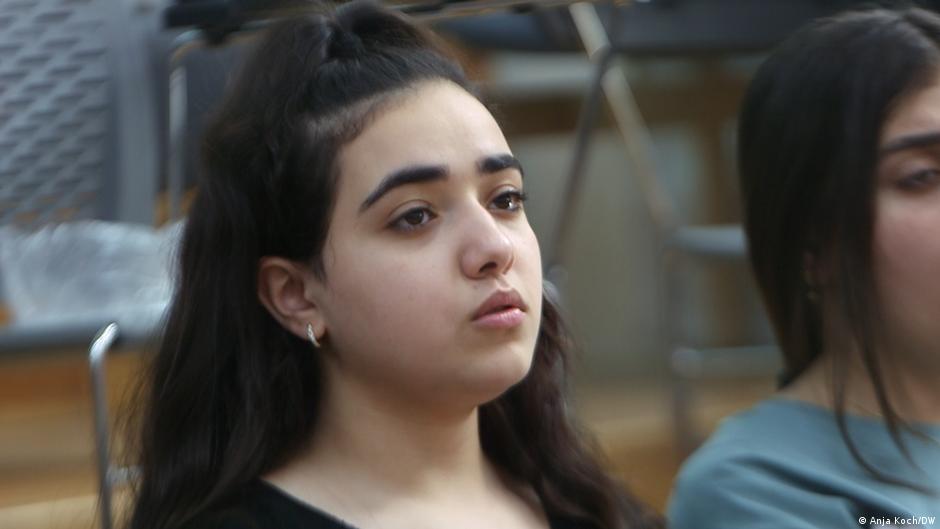جوقة الشبيبة المقدسية.  Palestinian teenager Yasmin during a rehearsal with the Jerusalem Youth Chorus (photo: Anja Koch)