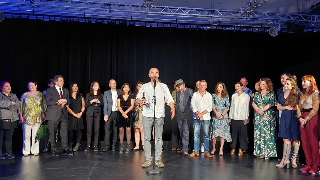 عازف الكلارينيت والملحن السوري كنان العظمة أمام الممثلين والإدارة الفنية لمسرح أوسنابروك في ألمانيا.