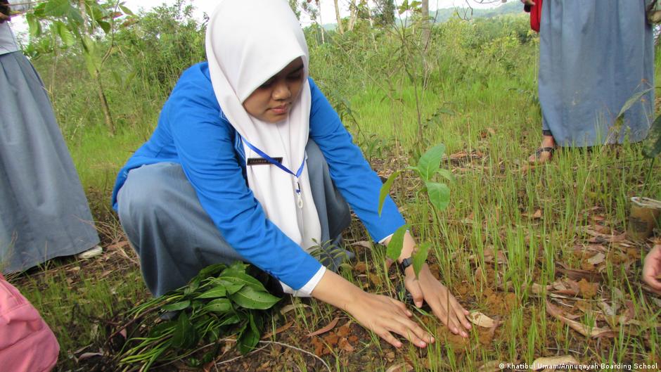 Indonesian schools foster climate protection projects.