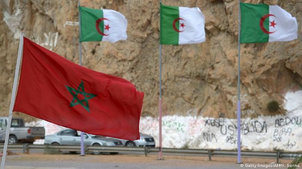Die Flaggen beider Länder an einem Grenzübergang zwischen Marokko und Algerien (Foto: Getty Images)