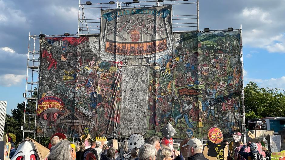 Das Bild „Peoples justice“ hängt an einem Gerüst am Kasseler friedensplatz; Foto: Sabine Delze/DW