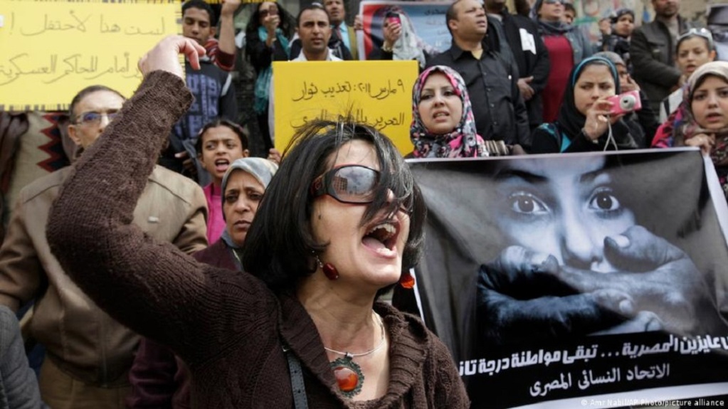 تجمع ناشطات حقوق المرأة في القاهرة (صورة أرشيفية من عام 2012). Kundgebung von Frauenrechtlerinnen in Kairo (Archivbild von 2012); Foto: Amr Nabil/AFP Photo/picture-alliance