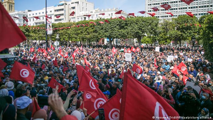 تونس ـ محطات وعرة على درب مخاض ديمقراطي عسير  20 Politik in Tunesien Foto picture alliance