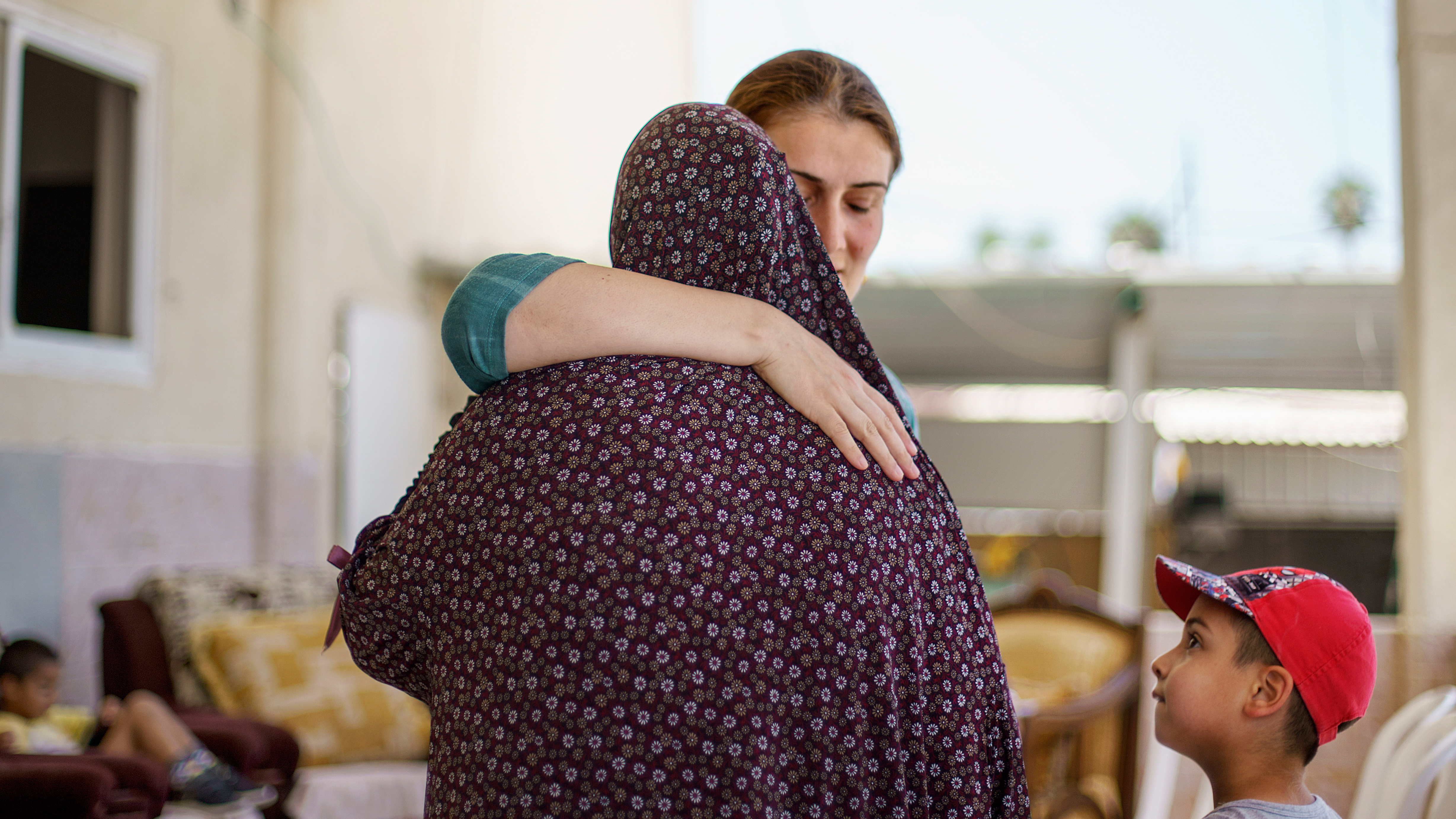 Jewish Israeli Katya Michaelov hugs her Arab neighbour Obaida Hassuna (photo: AP Photo/David Goldmann)