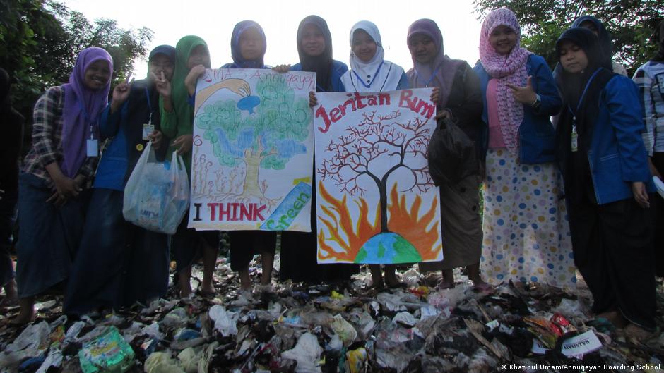 Indonesian schoolgirls hold up climate change protest posters (photo: Annuqayah boarding school)