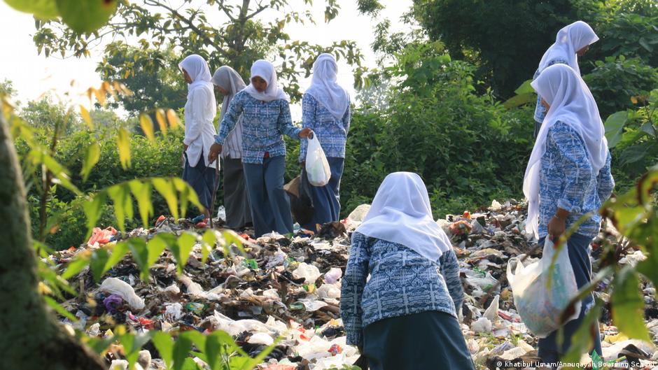 Indonesian schoolgirls clean up rubbish on the Indonesian island of Madura (photo: Annuqayah boarding school)