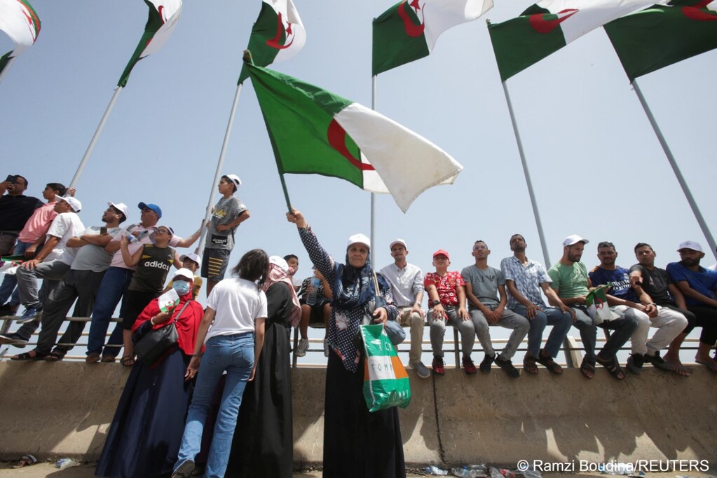 Eine Frau schwenkt die algerische Flagge während einer Militärparade zur Feier von 60 Jahren Unabhängigkeit Algeriens von Frankreich am 5. Juli 2022; Foto:REUTERS/Ramzi Boudina 