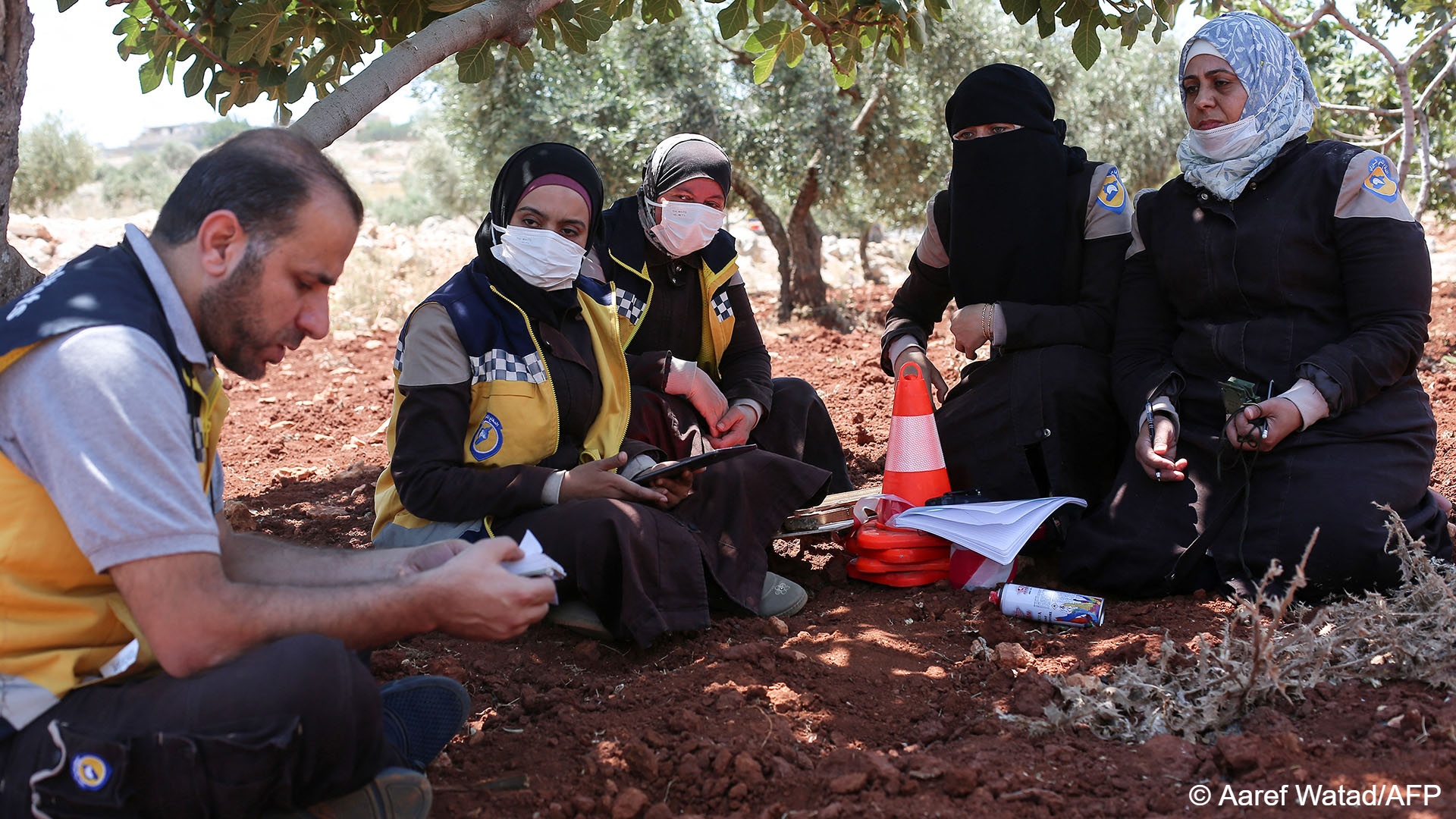 Members of the Syrian civil defence group the White Helmets and volunteers take part in a course on how to locate and neutralise unexploded ordnance Members of the Syrian civil defence group the White Helmets and volunteers take part in a course on how to locate and neutralise unexploded ordnance (photo: Aaref WATAD/AFP)