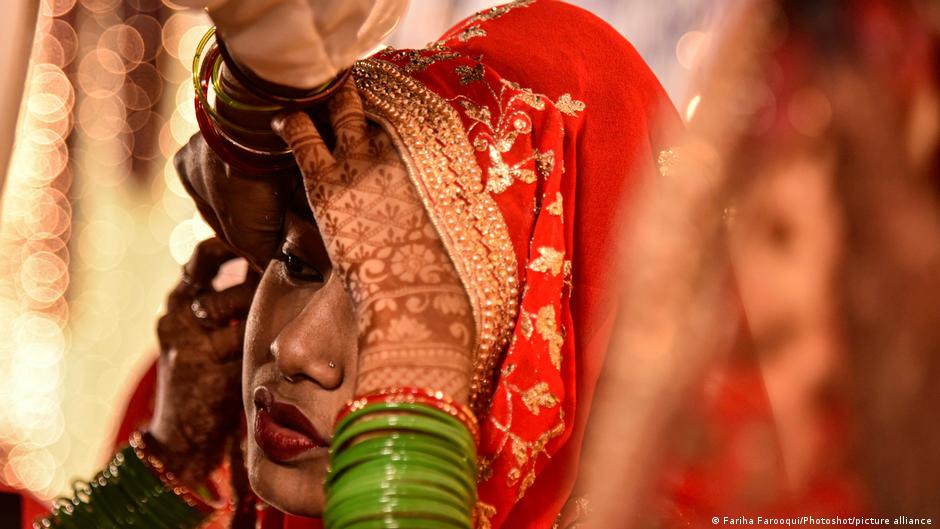 A bride in Mumbai prepares for her traditional Indian wedding (photo: Fariha Farooqui/Photoshot/picture alliance)