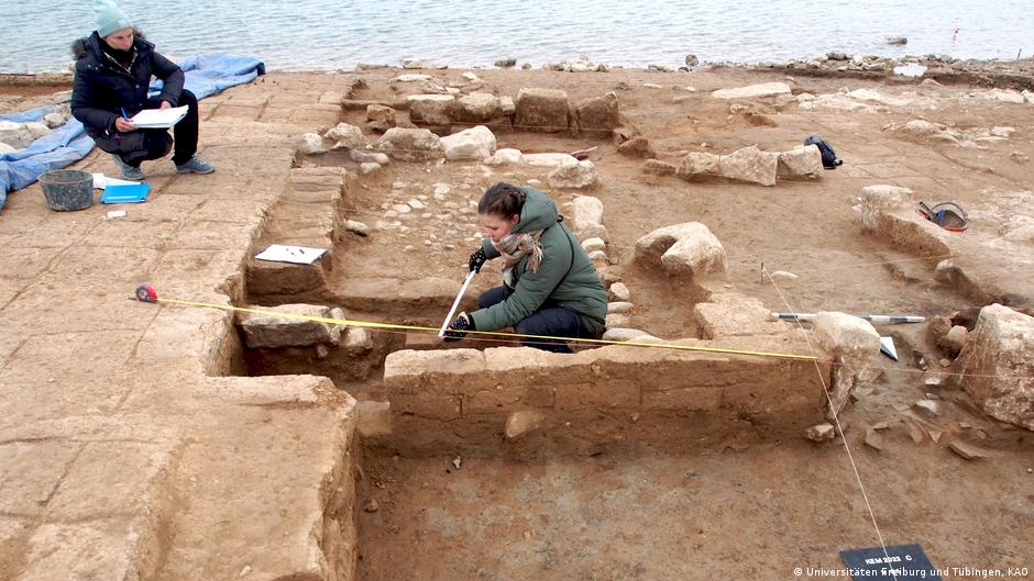 Archäologinnen vermessen eine Ausgrabungsstätte im Irak; Foto: Universitäten Freiburg und Tübingen /KAO