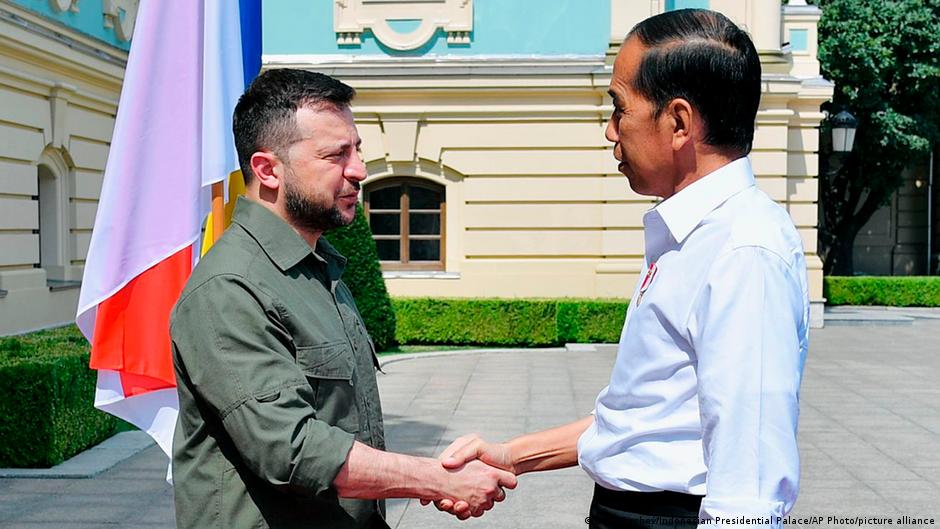 Der indonesische Präsident Joko Widodo (rechts) trifft den ukrainischen Präsidenten Wolodymyr Selenskyj in Kiew, 29. Juni 2022 (Foto: Mikhail Klimentyev/Sputnik/AFP)