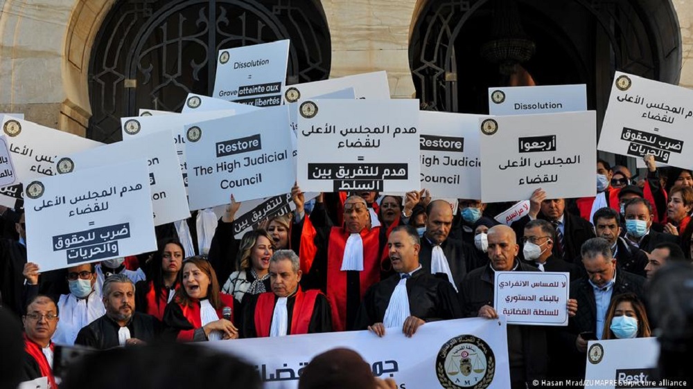  قضاة تونس يرفضون إقالة الرئيس سعيّد العشرات منهم ويعلنون مواصلتهم للإضراب عن العمل الذي بدأوه في الرابع من يونيو/ حزيران 2022