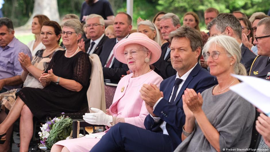 الملكة مارغريت الثانية ملكة الدنمارك مع نائب المستشار الألماني روبرت هابيك في افتتاح المتحف (25/06/2022). 03 Dänemark Eröffnungsveranstaltung des Flüchtlingsmuseum FLUGT Foto FLUGT museum