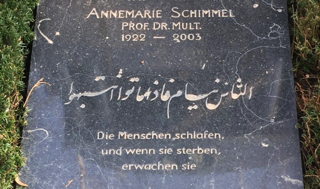 Das Grab von Annemarie Schimmel auf dem Poppelsdorfer Friedhof in Bonn; Foto: Lukas Wiedenhütter
