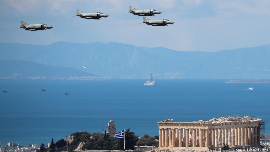 اليونان في ذكرى عيد الاستقلال الـ 200  - استعراض طائرات حربية مقاتلة في سماء أثينا.  Griechenland 200 Jahre Unabhängigkeit Kampfjets über Athen. Foto Reuters 