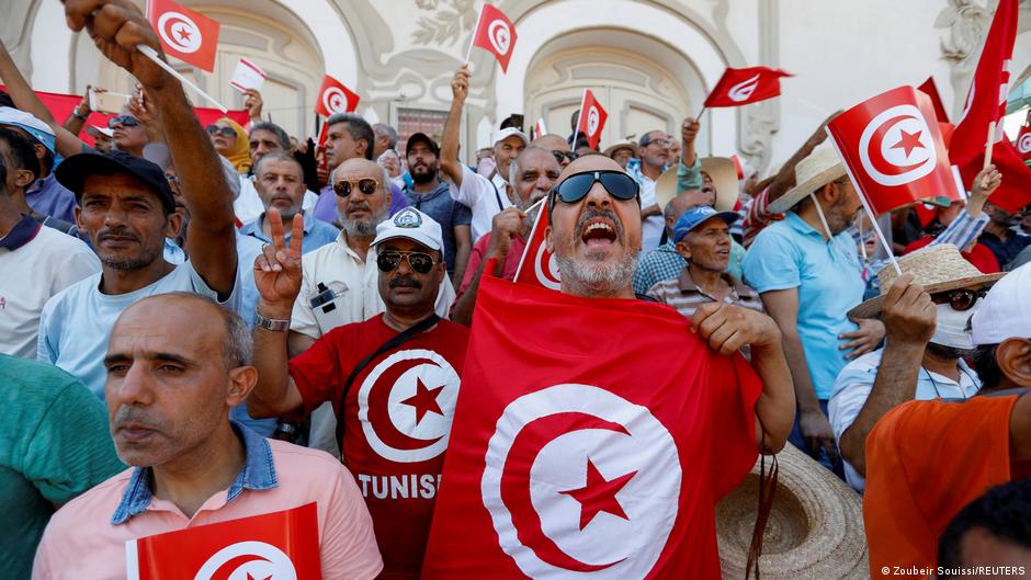 Protesters demonstrating against the draft constitution proposed by President Kais Saied (photo: Zoubeir Souissi/Reuters)