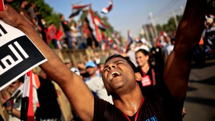 Ein Mann demonstriert in Kairo gegen die Militärherrschaft; Foto: Picture-alliance/AP Photo/Khalil Hamra