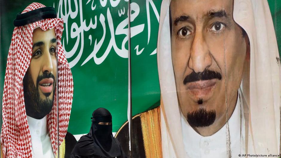  König Salman (r.) und Kronprinz Mohammed bin Salman, hier auf einem Plakat in der saudischen Hafenstadt Dschidda; Foto: AP Photo/picture-alliance