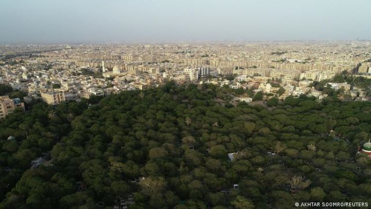 Between forest and concrete jungle: in Pakistan's largest city, Karachi, it is often unbearably hot: temperatures above 40 degrees are not uncommon here. In the largely sealed concrete jungle of this metropolis of millions, the streets heat up even more. Cooling forest areas are therefore absolutely necessary. In Karachi's Clifton district, one of dozens of planting initiatives, such green oases are being artificially created