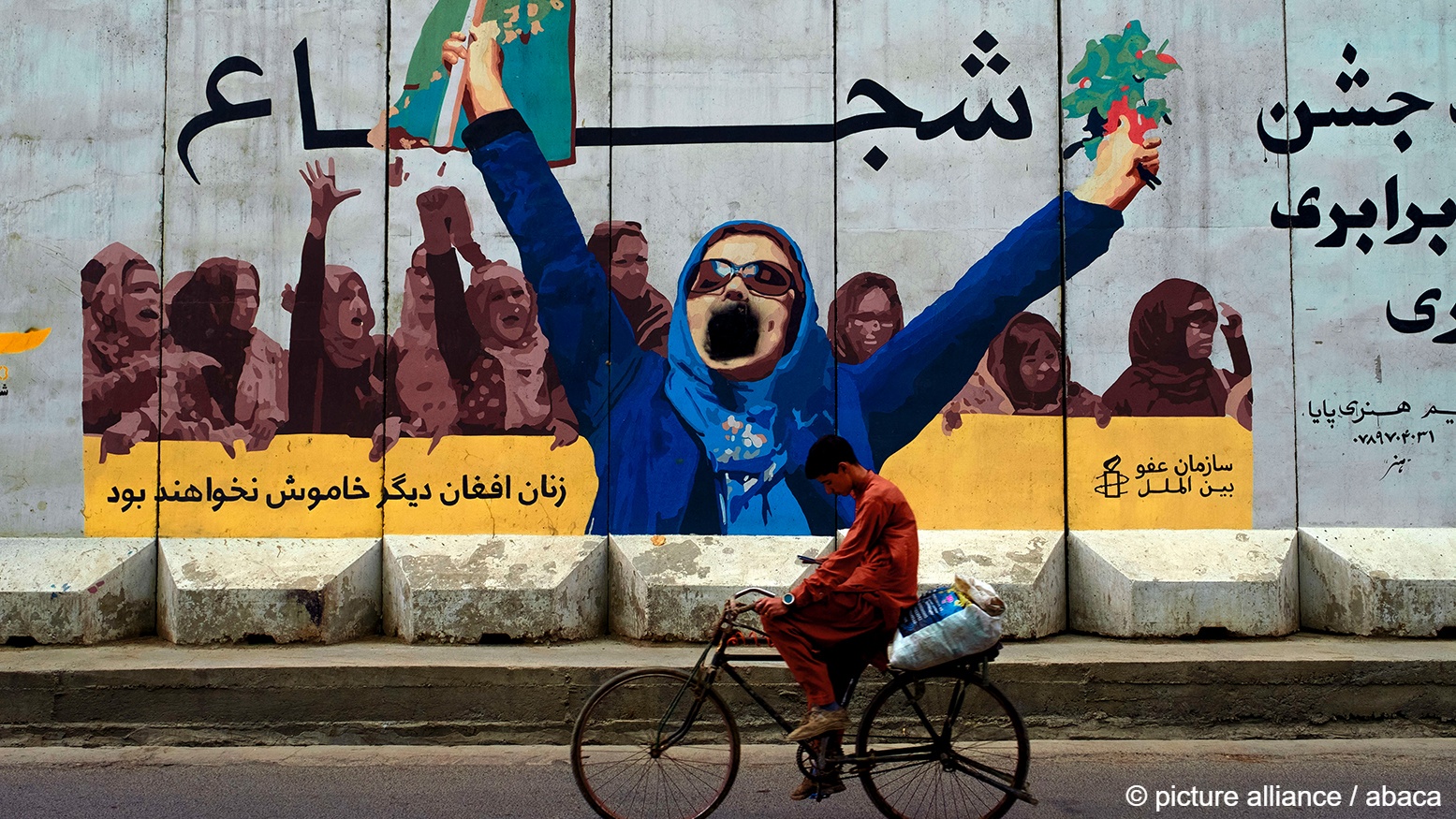 Graffiti in Kabul; the woman's mouth is blacked out. She has no voice (photo: picture-alliance/abaca)