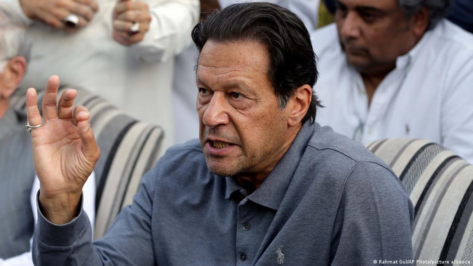 رئيس وزراء باكستان السابق عمران خان. Pakistan's former prime minister Imran Khan, ousted by a vote of no confidence earlier this year (photo: AP Photo/picture-alliance)
