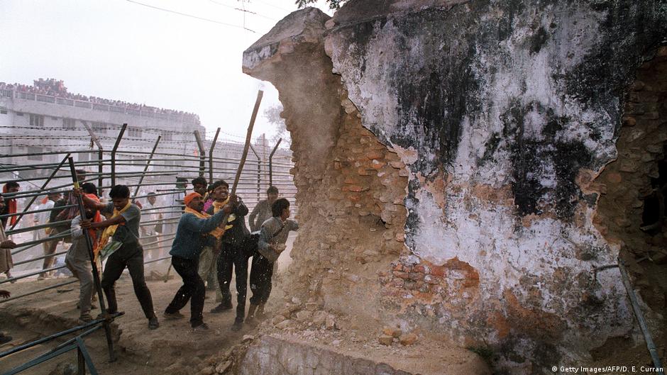 6. Dezember 1992: Radikale Hindus zerstören mit Eisenstangen die Wände der Babri-Moschee in Ayodhya; Foto: Getty Images/AFP/D.E.Curran