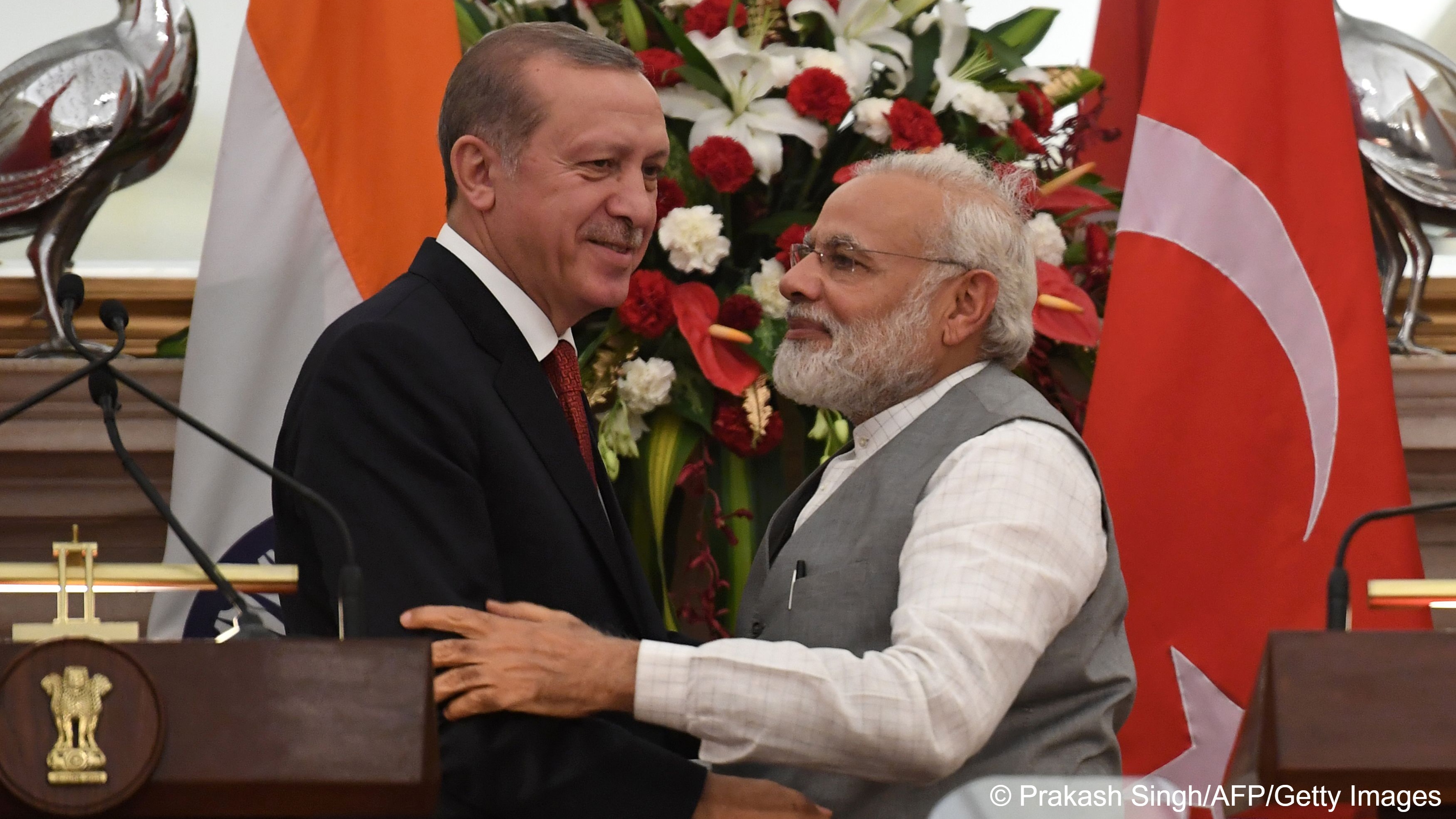 رئيس الوزراء الهندي ناريندرا مودي أسلوب الرئيس التركي رجب طيب إردوغان. Turkish President Recep Tayyip Erdogen and India's Prime Minister Narendra Modi embrace during Erodgan's state visit to India, 1 May 2017 (photo: AFP/Getty Images)
