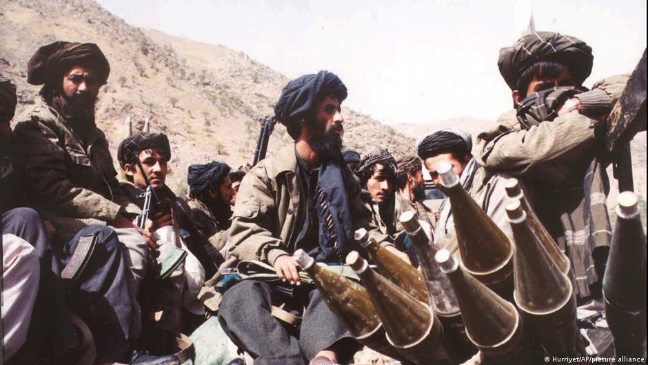 Taliban fighters near Kabul in 1996 (photo: picture-alliance)