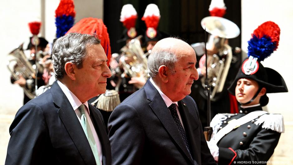 Italian PM Mario Draghi (l) greets Algerian President Abdelmadjid Tebboune (c) at Chigi Palace, in Rome, on 26 May 2022 (photo by Andreas SOLARO / AFP)