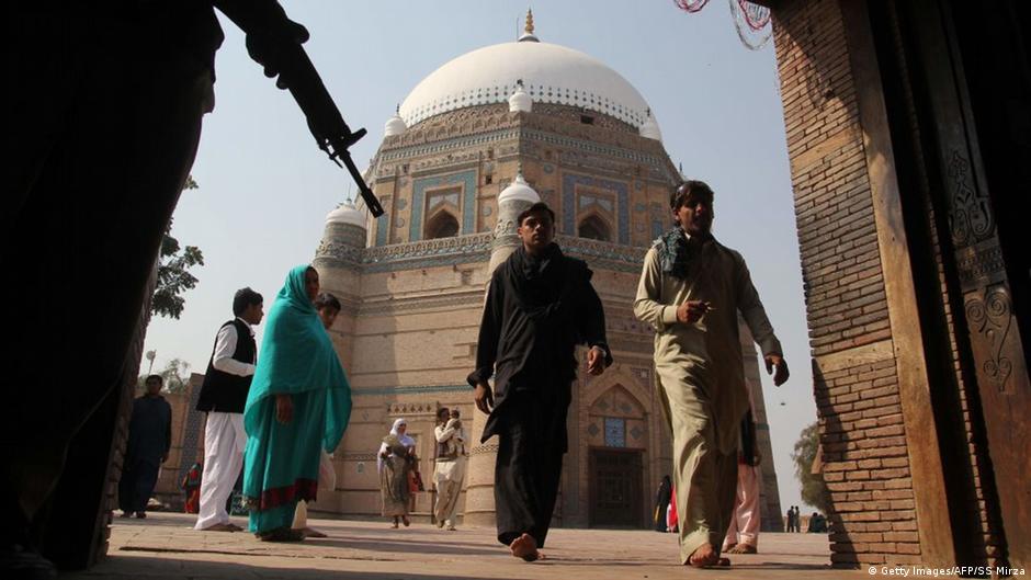 A policeman guards the shrine of Sufi saint Shah Rukn-e Alam in Multan, Pakistan (photo: Getty Imges/AFP/SS Mirza)