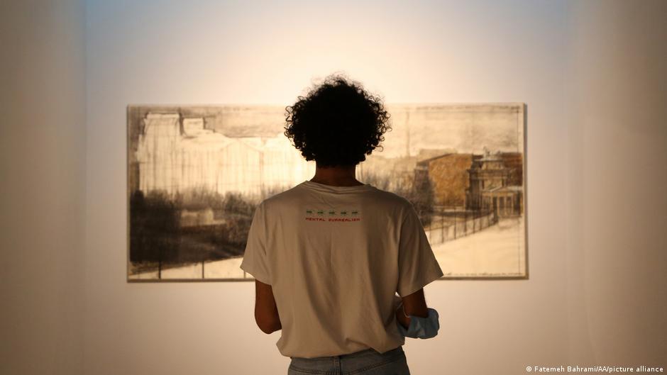 Person looking at artwork (photo: picture-alliance)