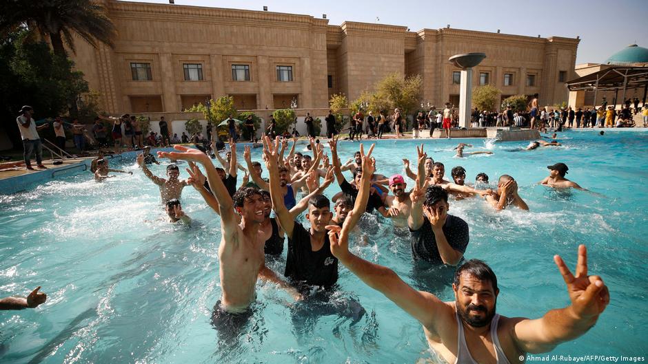 Anhänger von Muktada al-Sadr im  Swimming Pool des Palasts der Republik; Foto: Ahmad al Rubaiye/AFP/Getty Images