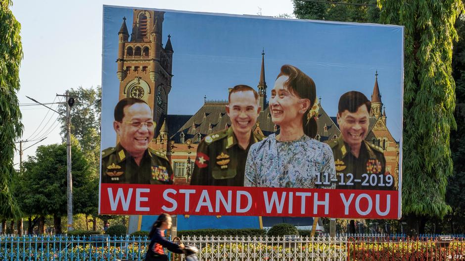 Plakat in Yangoon mit Fotomontage von Suu Kyi mit Myanmars Generälen vor dem IGH-Gebäude (im November 2018); Foto: AFP