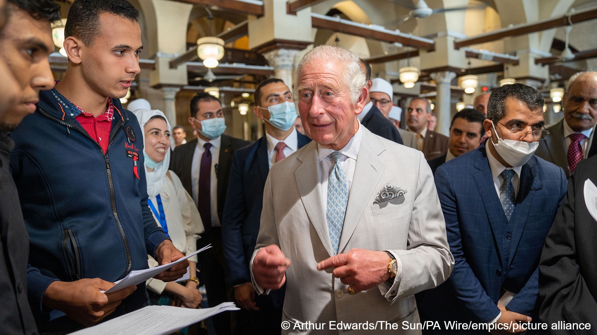 Charles, Prince of Wales (centre) meets students during an interfaith reception at Al Azhar Mosque in Cairo, Egypt, on the third day of his tour of the Middle East with the Duchess of Cornwall, 18 November 2021 (photo: picture-alliance)